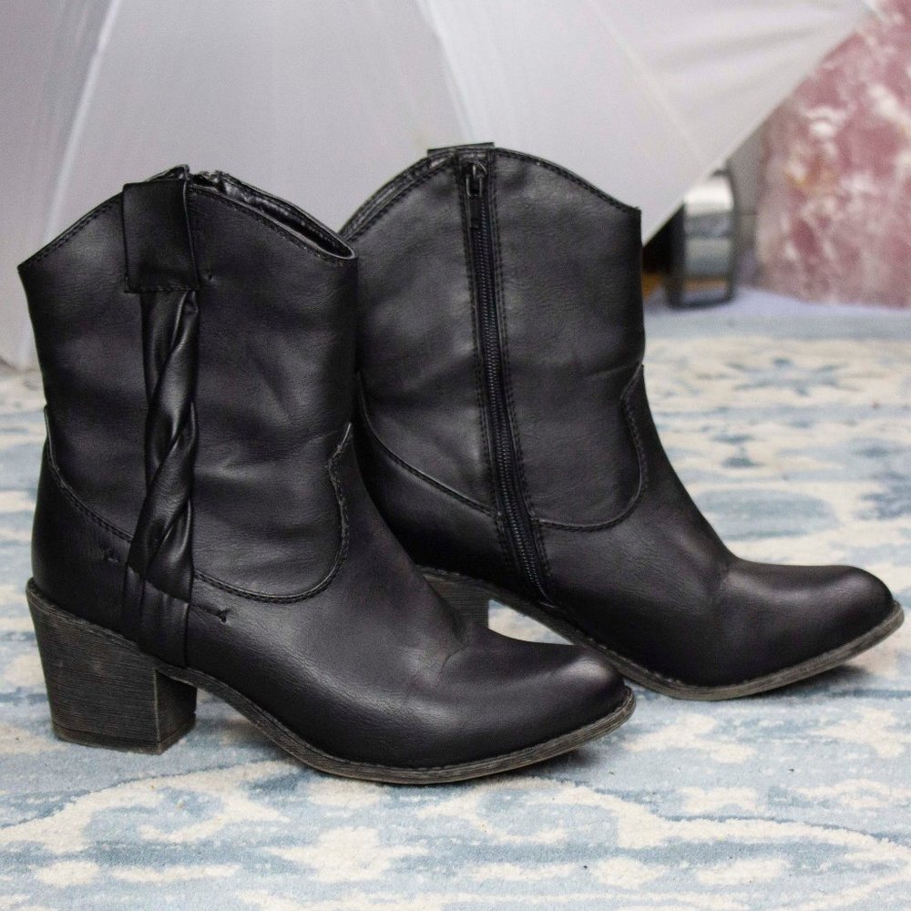 Diva Lounge Western Braid Boot